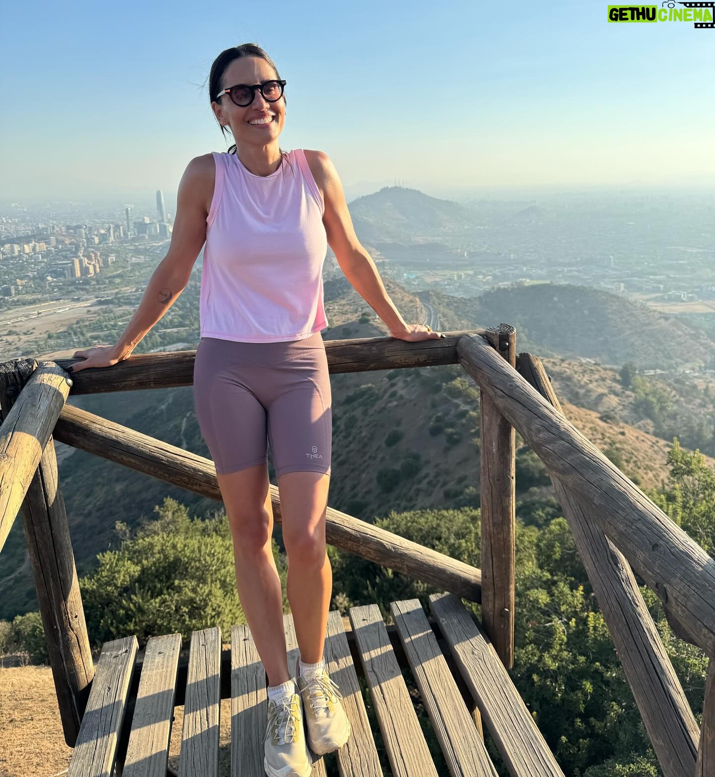 Leonor Varela Instagram - Subir el cerro, respirar aire libre...no hay mejor manera de terminar la semana! Como les gusta desconectarse a Uds? π A long hike, some much needed fresh air is the best way to end a long work week for me! How do you like to unwind?