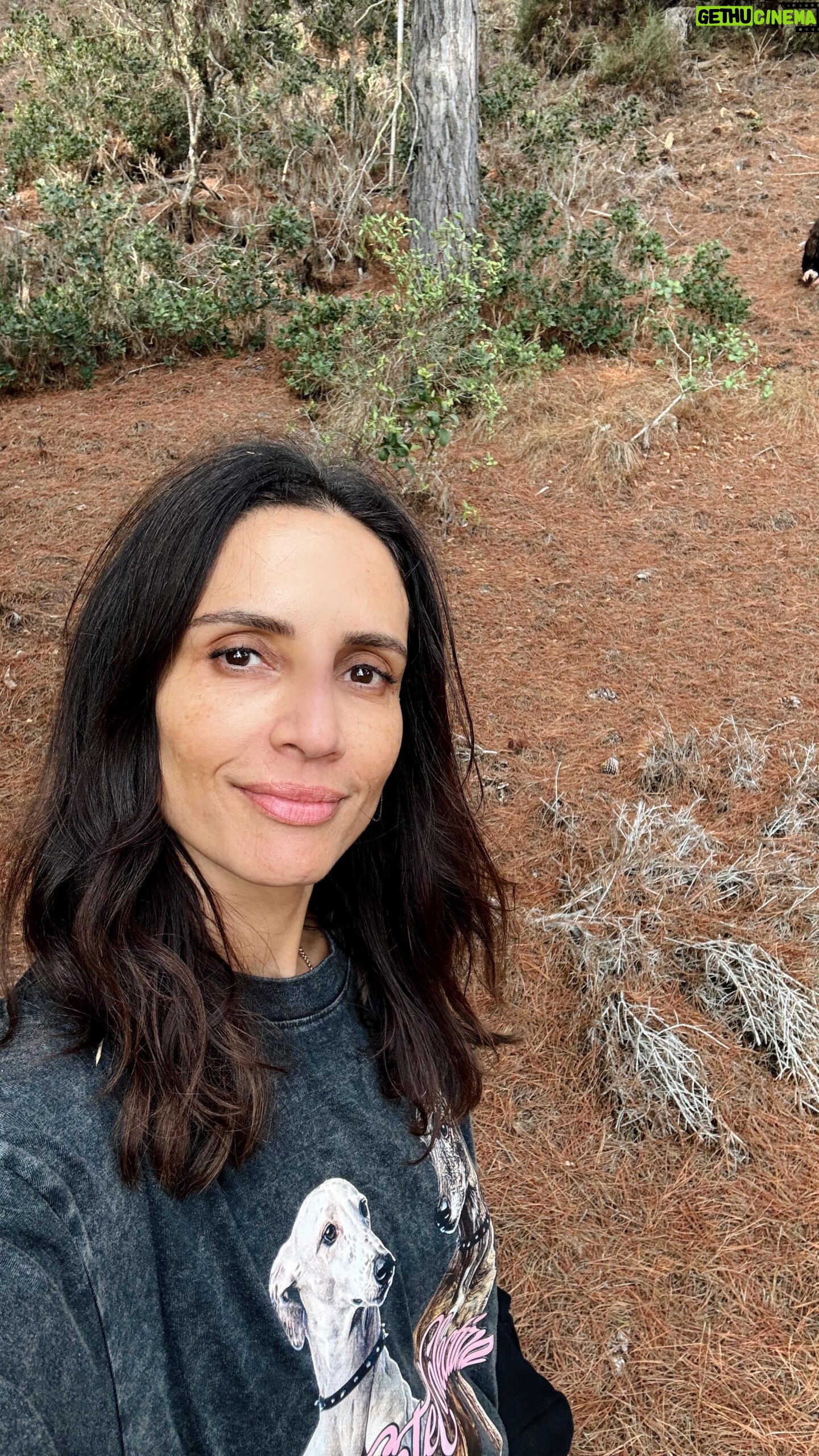 Leonor Varela Instagram - Cada vez que puedo, intento mostrarle a mi 🌙 más rincones de nuestro país y así darmos la oportunidad de pasar tiempo de calidad en la naturaleza 🤍 Yo aprovecho de desconectarme del mundo y conectarme con ella, pero también verla correr feliz por la playa 🌊descalza junto a Vito 🐾 Vuelvo a las cosas que más atesoro y me siento plena 🤍 A ustedes, mamás... ¿Les pasa eso de recargarse a través de la libertad de sus hij@s? ❤️ ¡L@s leo! . . Every time so get the chance I like to take 🌙 to places in nature here in my country so we can spend quality time together away from it all 🤍 I get to disconnect from work, connect to her and watch her run barefoot on the sand with Vito 🐾 it brings me back to the things I value the most and makes me feel full of Joy 🤍 hey mamas...do you also feel recharged watching your kids run free?
