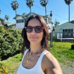 Leonor Varela Instagram – California #dump 🌴

La semana pasada fui a mi casa para ir a buscar a Luna: jugamos y nos pusimos al día 🎀 la había extrañado mucho el mes pasado! También subí cerros y me junté con amigas….Desgraciadamente el jet Lag y cambio de clima me pegaron con un gripe intensa 🤧 pero los caldos y batidos de @owlvenice me a acompañaron para recuperarme. En mis historias les fui dejando todas las otras cosas que hice para estar mejor, las vieron? Que les pareció? 
.
.
Last week I came home to get Luna: we played and caught up after missing her so much last month! I got to hike in my beloved Ojai and see some of my dear sisters…but unfortunately jet Lag and change of temperatures hit me hard w the flu 🤧 so grateful I was able to pick up bone broths and shakes from @owlvenice to get me back on my feet and travel back to chile to finish work 🇨🇱