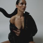 Leonor Varela Instagram - Gracias @versusmanagement por juntar este grupo de mujeres a jugar conmigo para @revistamustique 🖤@pez_vasquez @sofiordenes @mujer__gallina son unas diosas. La ultima es de mis favoritas...Y Uds cual le gusta más?