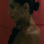 Leonor Varela Instagram - Gracias @versusmanagement por juntar este grupo de mujeres a jugar conmigo para @revistamustique 🖤@pez_vasquez @sofiordenes @mujer__gallina son unas diosas. La ultima es de mis favoritas...Y Uds cual le gusta más?