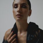 Leonor Varela Instagram - Gracias @versusmanagement por juntar este grupo de mujeres a jugar conmigo para @revistamustique 🖤@pez_vasquez @sofiordenes @mujer__gallina son unas diosas. La ultima es de mis favoritas...Y Uds cual le gusta más?