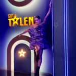Leonor Varela Instagram - ESTRENO HOY 🪩⭐️✨ @gottalentchile a las 22:30 hrs por @chilevision 😎 Que alegría volver a estar cerca de Uds en la TV abierta, en este nuevo rol de jurado con estos tremendos compañeros de trabajo ❤️‍🔥 me he reído y he aprendido un montón!! Espero lo disfruten tanto como yo 🫶🏽 (📷 @crstnqtrl ) . . . We are finally on air TODAY with @gottalentchile 🪩⭐️✨ it's been a blast working with this amazing team in my new rol as a juror ❤️‍🔥 I've learned and laughed so much! Hope you enjoy it 🫶🏽