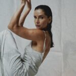 Leonor Varela Instagram - Gracias @versusmanagement por juntar este grupo de mujeres a jugar conmigo para @revistamustique 🖤@pez_vasquez @sofiordenes @mujer__gallina son unas diosas. La ultima es de mis favoritas...Y Uds cual le gusta más?