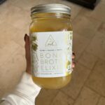 Leonor Varela Instagram – California #dump 🌴

La semana pasada fui a mi casa para ir a buscar a Luna: jugamos y nos pusimos al día 🎀 la había extrañado mucho el mes pasado! También subí cerros y me junté con amigas….Desgraciadamente el jet Lag y cambio de clima me pegaron con un gripe intensa 🤧 pero los caldos y batidos de @owlvenice me a acompañaron para recuperarme. En mis historias les fui dejando todas las otras cosas que hice para estar mejor, las vieron? Que les pareció? 
.
.
Last week I came home to get Luna: we played and caught up after missing her so much last month! I got to hike in my beloved Ojai and see some of my dear sisters…but unfortunately jet Lag and change of temperatures hit me hard w the flu 🤧 so grateful I was able to pick up bone broths and shakes from @owlvenice to get me back on my feet and travel back to chile to finish work 🇨🇱