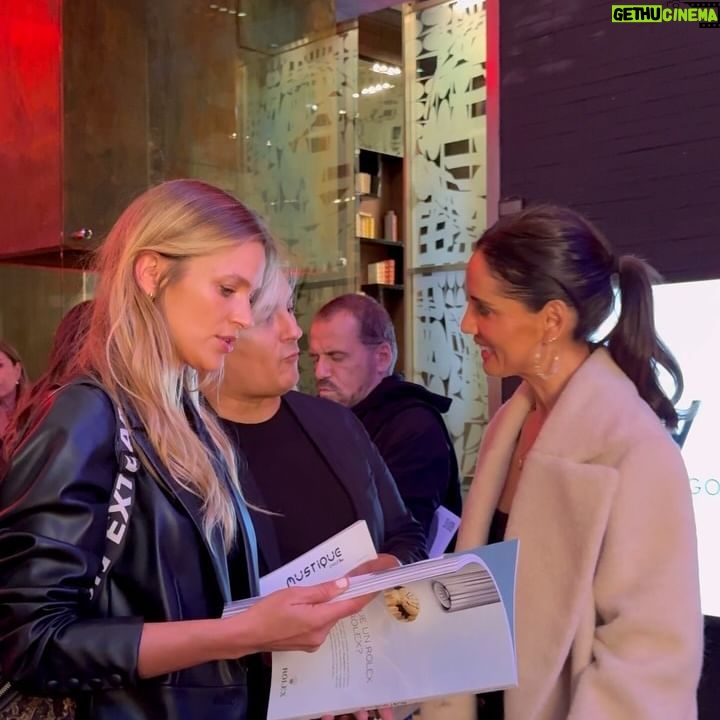 Leonor Varela Instagram - Llegó @revistamustique a chile y tuve el honor de ser portada 😃 Les comparto un poco de lo que fue su lanzamiento viernes pasado 🥂🍾 cuanto extrañaba tener una revista linda en mis manos 🔖 Uds son más digital o también extrañaban el papel couche? . . Cover for the new @revistamustique and a little behind the scene of it's launch last Friday 🥂🍾 Foto @pez_vasquez Glam @mujer__gallina Styling @sofiordenes Booking @versusmanagement