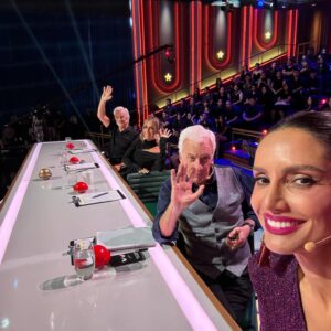 Leonor Varela Instagram - Empezar #GotTalentChile ha sido un gran regalo: volver a mi país 🇨🇱 estar más cerca de mi familia, de mis raíces y de Uds. es la mejor manera de volver a mi misma💗

Gracias @chilevision por esta invitación a venir a jugar en este nuevo rol de Jurado...ver arte todo el día es maravilloso! Ha sido mucho mas desafiante de lo esperado, pero lo estoy haciendo con todo mi cariño! Espero estar a la altura de la tarea y entretenerlos con este show 😃 🙌🏽
.
.
.
Starting #GotTalentChile has been a great gift: returning to my country 🇨🇱 being closer to my family, my roots is the best way to return to myself 💗
Thank you @chilevision for this invitation to come play in this new role as a Jury...seeing art all day is wonderful! 
It has been much more challenging than expected, but I am doing it with all my love! I hope to be up to the task and entertain you with this show 😃 🙌🏽