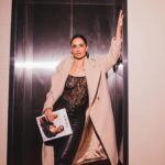 Leonor Varela Instagram - Llegó @revistamustique a chile y tuve el honor de ser portada 😃 Les comparto un poco de lo que fue su lanzamiento viernes pasado 🥂🍾 cuanto extrañaba tener una revista linda en mis manos 🔖 Uds son más digital o también extrañaban el papel couche? . . Cover for the new @revistamustique and a little behind the scene of it's launch last Friday 🥂🍾 Foto @pez_vasquez Glam @mujer__gallina Styling @sofiordenes Booking @versusmanagement
