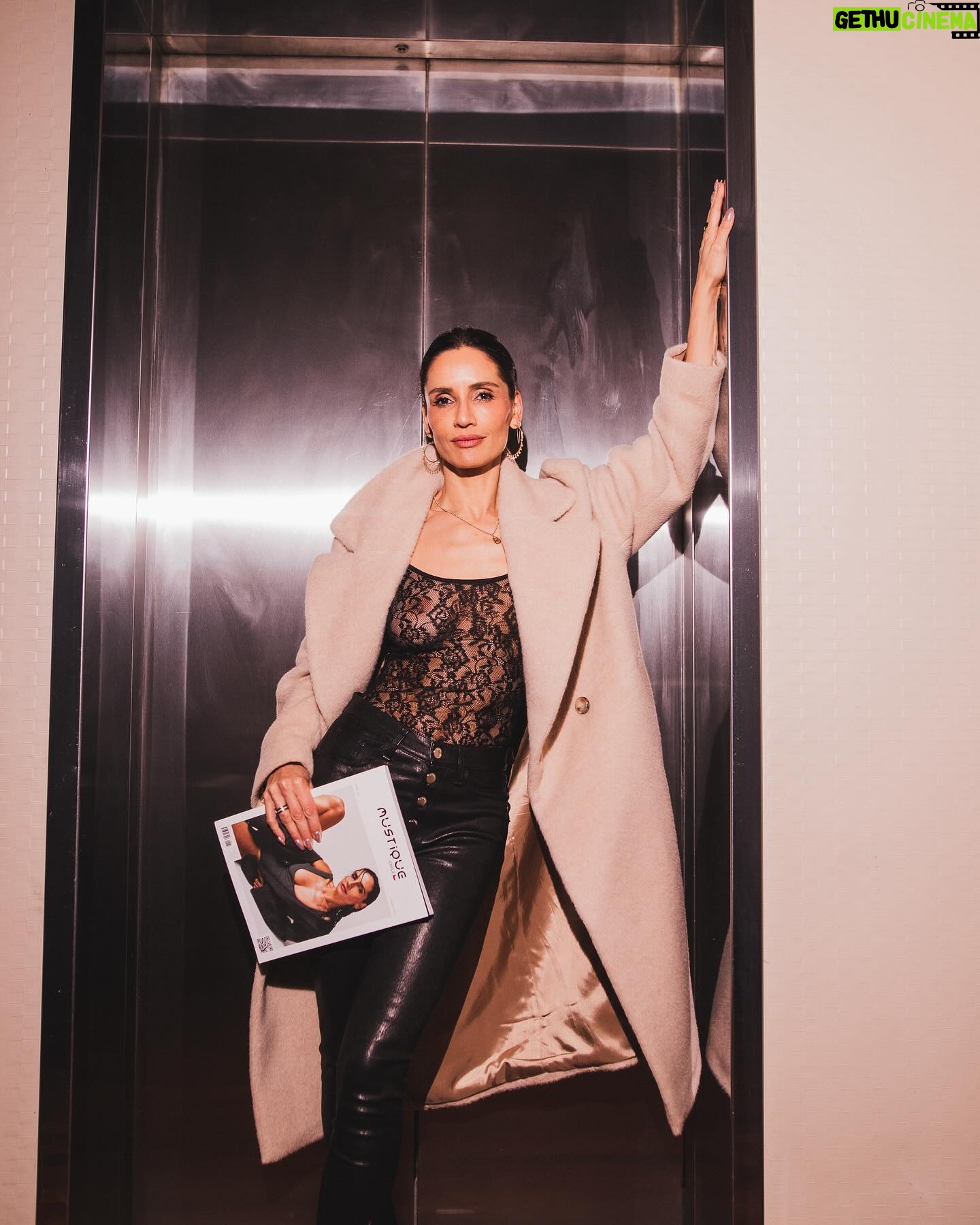 Leonor Varela Instagram - Llegó @revistamustique a chile y tuve el honor de ser portada 😃 Les comparto un poco de lo que fue su lanzamiento viernes pasado 🥂🍾 cuanto extrañaba tener una revista linda en mis manos 🔖 Uds son más digital o también extrañaban el papel couche? . . Cover for the new @revistamustique and a little behind the scene of it's launch last Friday 🥂🍾 Foto @pez_vasquez Glam @mujer__gallina Styling @sofiordenes Booking @versusmanagement