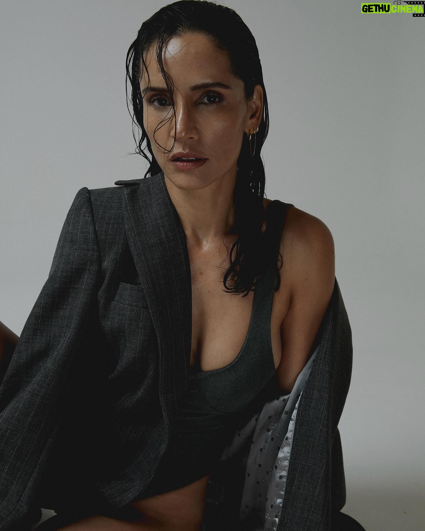 Leonor Varela Instagram - Llegó @revistamustique a chile y tuve el honor de ser portada 😃 Les comparto un poco de lo que fue su lanzamiento viernes pasado 🥂🍾 cuanto extrañaba tener una revista linda en mis manos 🔖 Uds son más digital o también extrañaban el papel couche? . . Cover for the new @revistamustique and a little behind the scene of it's launch last Friday 🥂🍾 Foto @pez_vasquez Glam @mujer__gallina Styling @sofiordenes Booking @versusmanagement