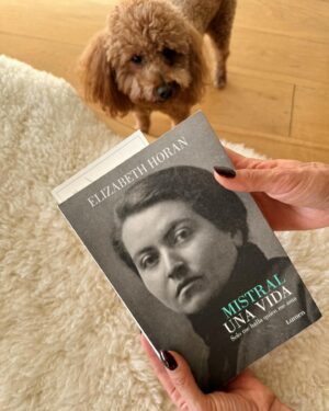 Leonor Varela Instagram - Amores y compañía en Santiago: Don Vito es mi sombra fiel 💞 maravillosa biografía de Gabriela Mistral @penguinlibroscl 
.
.
My loves and company in Santiago: Mr. Vito my faithful shadow 💞 Amazing Biography of Gabriel Mistral #elizabethhoran @penguinlibroscl

#shotoniphone