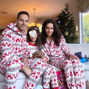 Leonor Varela Instagram - Feliz navidad queridxs amigos de IG!! 🎅🏻🎄Los momentos en familia dedicados a disfrutar, son lo mas hermoso de estas fiestas 🎁Un abrazo muy especial para los que se sienten desafiados o solos en estas fiestas... que su corazón encuentre la Paz que solo la natividad puede inspirar❤️🤗
.
.
Merry Christmas to all my beautiful IG community! 🧑🏽‍🎄🎄Spending quality time with loved ones is the reason I love this holiday so much 🎁 I know it can be challenging to so many who are triggered or feeling lonely....to you, I wish peace and warmth that only the nativity can inspire ❤️🤗
#merrychristmas #feliznavidad