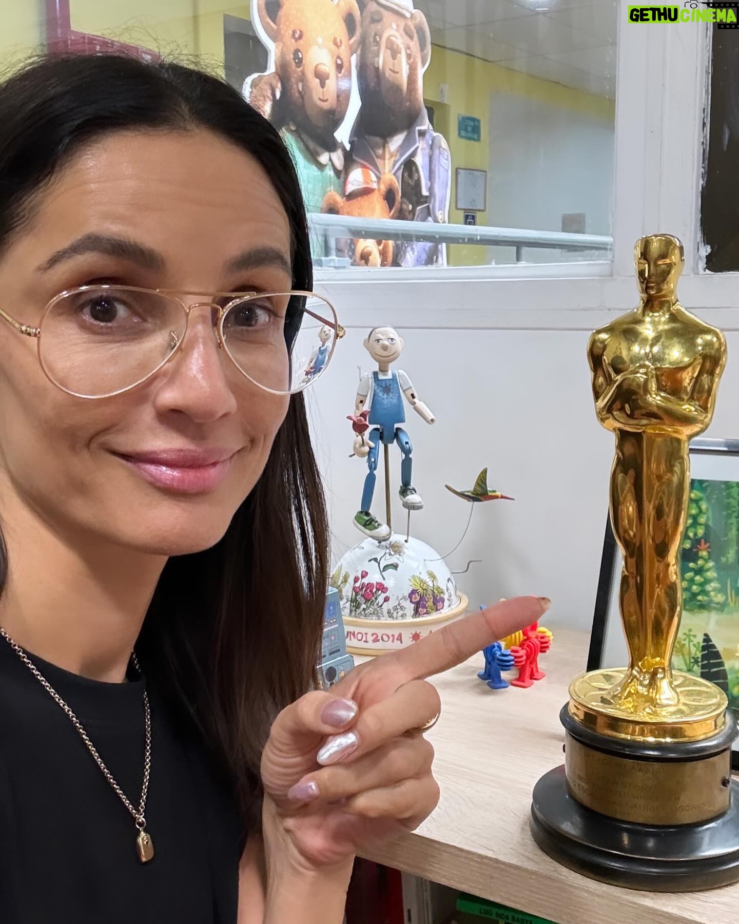 Leonor Varela Instagram - #dump de Abril Empezó el frío y los cambios se hacen sentir por todos lados: nuevos ritmos, viajes y reajustes de rutinas. No puedo creer que abril ya terminó! Se está acelerando el tiempo o soy yo? 🙃 Este mes disfruté tener a mi pulga conmigo, seguir trabajando en Got Talent con ese equipo maravilloso y descubrir nuevos datos en Santiago. Les comparto algunos de mis preferidos 🖤 #dump April Autumn has started down here and I can feel the change of season along with its new rhythms...can't believe this month is gone by already! Is it me or is time speeding up? 🙃 in April I loved having my Luna here with me, continuing work with our amazing team on Got Talent Chile, and discovering new favorites places and brands in Santiago--leaving some of my favs with you here 🖤