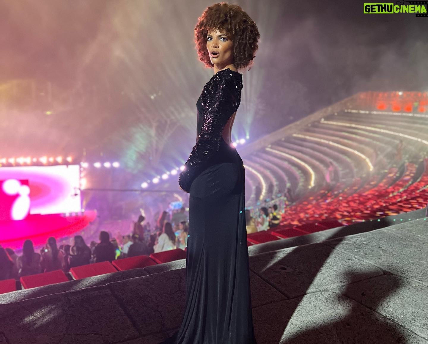 Leslie Grace Instagram - @latinamericanfashionawards #latinamericanfashionawards dress: @gianninaazar 🇩🇴 hair: @elbagmartinez 🇩🇴 make up: @genesisread 🇩🇴 ❤️