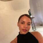 Leslie Grace Instagram – ..como van con la tercera semanita del año family? 🪴🫚🪻
 ayyy voy! 🏃🏽‍♀️