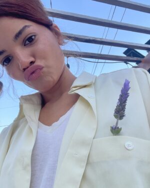 Leslie Grace Instagram - bloomin. 🪻🪴🌱