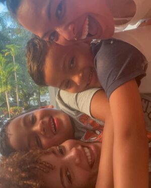 Leslie Grace Instagram - últimamente:)
… encontré una reliquia… en el último slide!