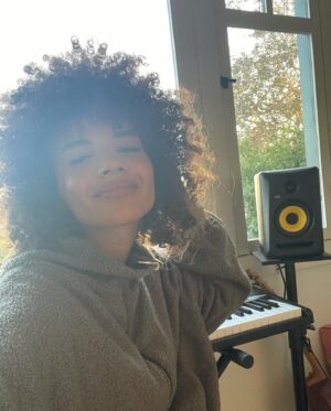 Leslie Grace Instagram - últimamente:)
… encontré una reliquia… en el último slide!