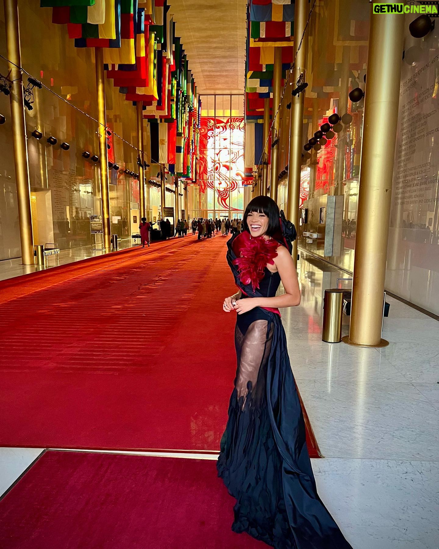 Leslie Grace Instagram - “así celebramos” 😌🙌🏽♥️🇩🇴 que rico la pasamos en @hispanicheritage awards celebrando los nuestros y disfrutando el momento! I was honored to be your host that evening! thank you to everyone who makes this special celebration possible! ✨