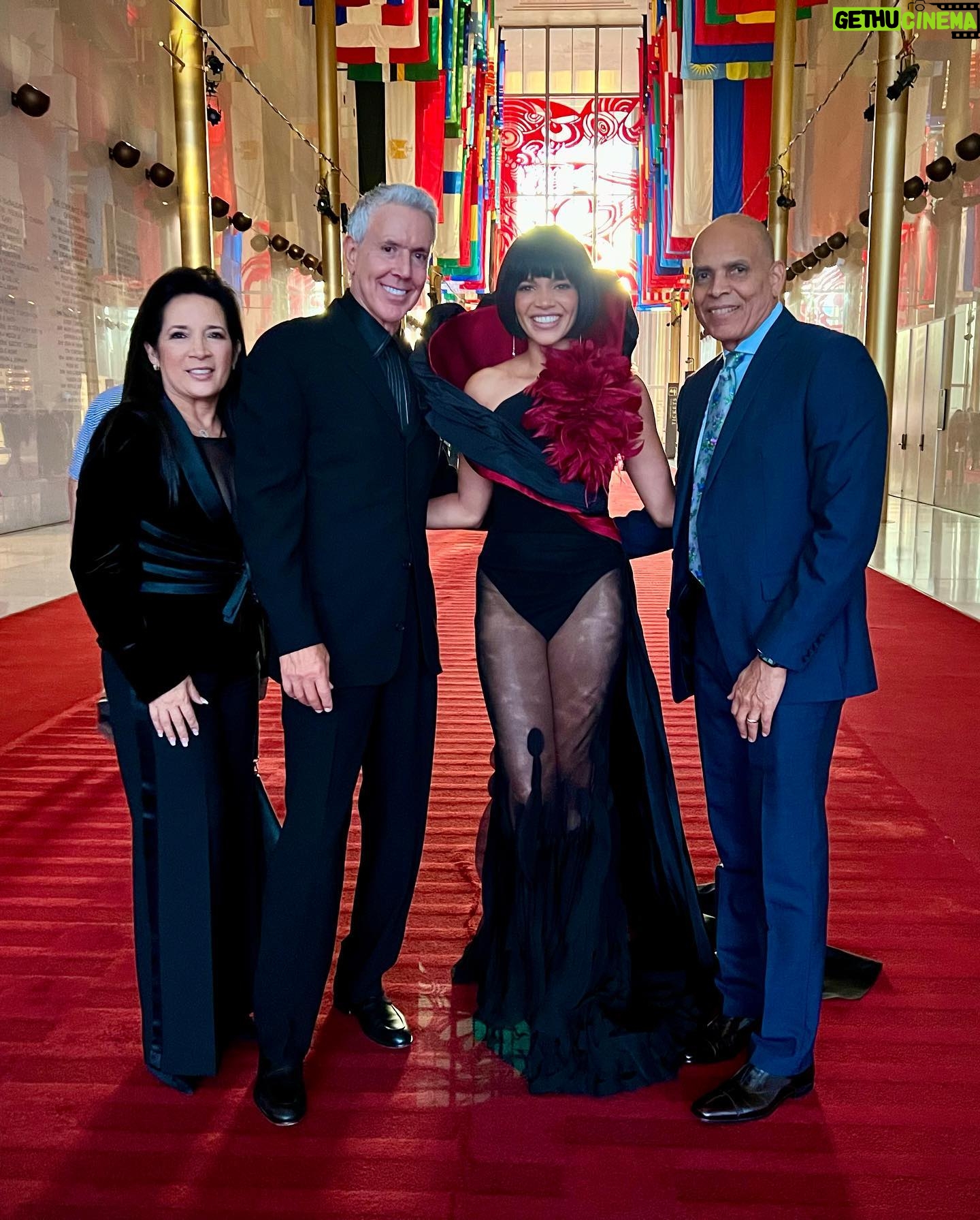 Leslie Grace Instagram - “así celebramos” 😌🙌🏽♥️🇩🇴 que rico la pasamos en @hispanicheritage awards celebrando los nuestros y disfrutando el momento! I was honored to be your host that evening! thank you to everyone who makes this special celebration possible! ✨