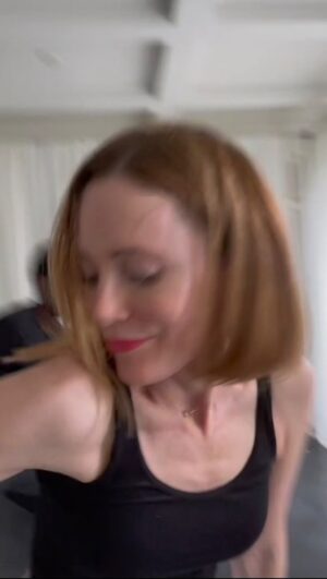 Leslie Mann Instagram - Here I come! 🛼🛼🛼

🛼 @dee_upshaw 
📹 @maudeapatow
