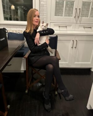 Leslie Mann Instagram - A dream night with my best friend and our new family member, Kumo❤️
Thank you @chanelofficial 
@welovecoco #chanelcruise
