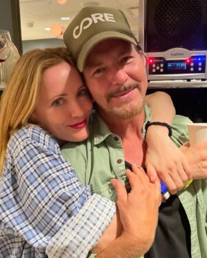 Leslie Mann Instagram - Showing EV how it's done!
Pearl Jam!!!