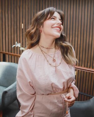 Lesslie Polinesia Instagram - Aún no puedo creerlo 🤍 somos portada de abril  de @cosmopolitanmx no es nada fácil soñar y lograrlo tienes que trabajar mucho para ello. Sanar el alma y abrazar con amor cada proceso, siendo fiel a ti misma es parte de la evolución 🤍🌸