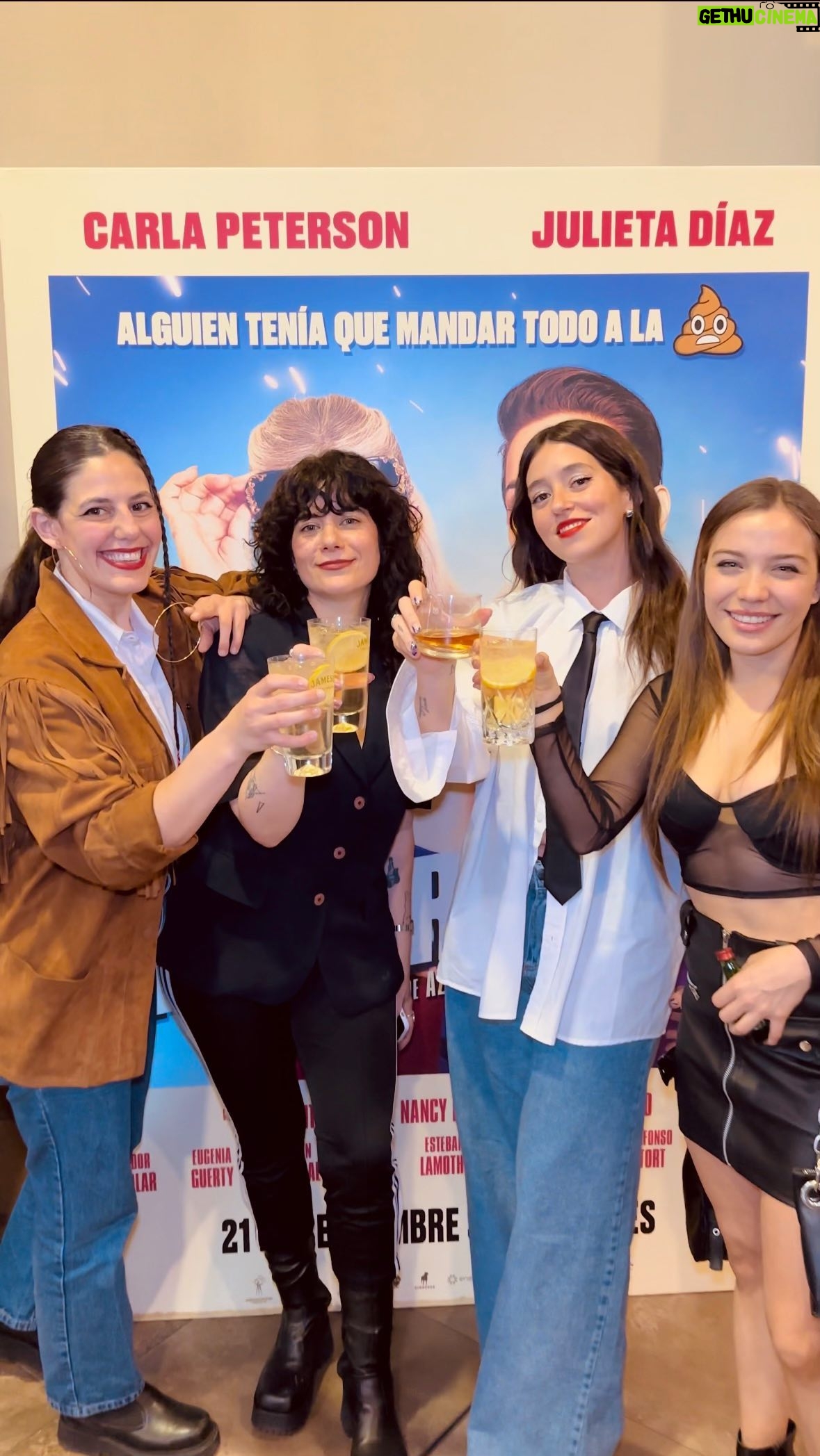 Leticia Siciliani Instagram - Cada vez que en un bar pido un whisky 🥃 , me llega con un montón de prejuicios que claramente no pedí 🫠 . “¡mirá que es fuerte!”, “¿estás segura?” “¿no querés un trago más dulce?” 😡 El whisky es para mi, para vos, #elwhiskyesparatodas . Por eso estas marcas se juntaron e hicieron un comercial que propone terminar con los prejuicios y estereotipos asociados al consumo de whisky en mujeres 👏🏻👌🏽, y para celebrarlo me invitaron a ver (whisky en mano, y encuentro con amigas 🫶🏼) la peli “No Me Rompan” , que cuenta muchos de los conflictos a los que nos enfrentamos las mujeres todos los días. 💪🏻 @jameson_ar @chivasregal_ar