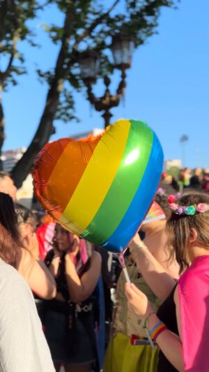 Leticia Siciliani Instagram - un año más de mucho ORGULLO 🌈 💕🏳️‍🌈🏳️‍⚧️
Gracias por todo el amor, los encuentros, los abrazos y las sonrisas . 
Gracias a todxs lxs que marchan hace años y lucharon para que tengamos los derechos que otrxs no tuvieron . 

y si todavía te preguntás por qué marchamos…
para seguir reivindicando los derechos que se nos negaron y aún hoy se les niegan a muchxs. Para empoderarnos , encontrarnos y reconocernos , para seguir visibilizándonos en el espacio público que muchas veces excluye , marchamos contra la homofobia, la biofobia y la transfobia .

💕💕💕💕💕💕💕

(si estás en el video, o conocés a alguien : arrobalo 🫶🏼)