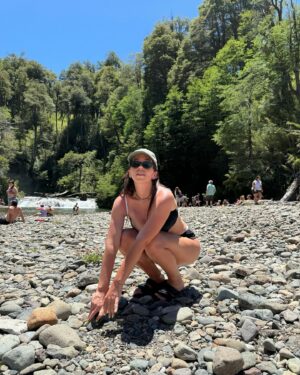 Leticia Siciliani Instagram - todo era risas hasta que la corriente se llevó la chancleta y me tuve que meter. 🥶
Dato:  sumé la buena acción del día y salvé la de otra pobre alma que se había resignado a perderla . 😅🩴🏞️💪🏻💚