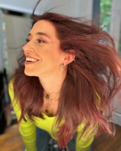 Leticia Siciliani Instagram - está buena por delante y por detrás pero de agua y de jabón ni hablar, LA COLORADA, tiene un pelo que es sensacional, cuando los pibes la ven pasar, así le cantan… 👩🏻‍🦰🎶 #poesía