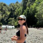 Leticia Siciliani Instagram - todo era risas hasta que la corriente se llevó la chancleta y me tuve que meter. 🥶 Dato: sumé la buena acción del día y salvé la de otra pobre alma que se había resignado a perderla . 😅🩴🏞️💪🏻💚