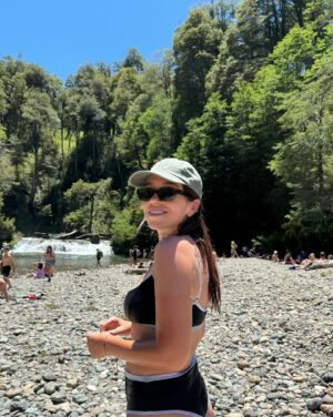 Leticia Siciliani Instagram - todo era risas hasta que la corriente se llevó la chancleta y me tuve que meter. 🥶
Dato:  sumé la buena acción del día y salvé la de otra pobre alma que se había resignado a perderla . 😅🩴🏞️💪🏻💚