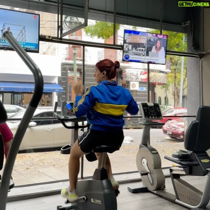 Leticia Siciliani Instagram - El carrete que estabas esperando 🤌🏼 1. Una Leti abajo de la lluvia siendo muy feliz 🫶🏼 (aunque no parezca) 2. Para mí una siesta valió la pena si : babeo un “toque” y mi novia me filma para molestarme . 3. Desperté a mi novia un sábado al mediodía con esta delicia… 🤤 4. Haciendo valer este lookazo antes de salir para un evento 5. BOOOOOCA BOOOOOCA BOOOOOCA 💙💛💙 6. La tranquilidad que me da la lluvia , no te explico . 🌧️♥️ Disfruten el finde 😘 Like para segunda parte … ahre