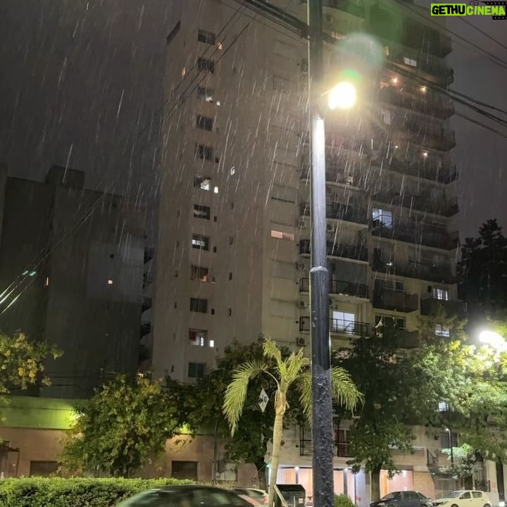 Leticia Siciliani Instagram - El carrete que estabas esperando 🤌🏼 1. Una Leti abajo de la lluvia siendo muy feliz 🫶🏼 (aunque no parezca) 2. Para mí una siesta valió la pena si : babeo un “toque” y mi novia me filma para molestarme . 3. Desperté a mi novia un sábado al mediodía con esta delicia… 🤤 4. Haciendo valer este lookazo antes de salir para un evento 5. BOOOOOCA BOOOOOCA BOOOOOCA 💙💛💙 6. La tranquilidad que me da la lluvia , no te explico . 🌧️♥️ Disfruten el finde 😘 Like para segunda parte … ahre