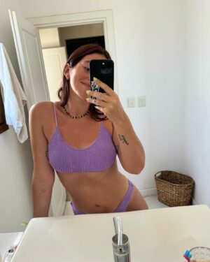 Leticia Siciliani Instagram - Un poquito de Enero y este carretito 🫶🏼 
1.Primer espejo del año. 📸
2. Una sed de perro 🐶
3. No importa si ya no doy más , el postre se pide sí o sí.
4. Sucutrule para @soto.fer
5. No fuiste a Mar del plata si no pasas por acá . 
6. Qué manera de lastrar hermana …
7. Ay qué infraganti . 😎
8. Alguien me puede explicar qué es todo eso que hago con la boca ? 😴
9. Acá sonreímos pero estábamos indignadxs con el volumen que maneja la gente para todo . (Música en la playa , lo siento María , pero no) 
10. Te das cuenta que estás en la cosa argentina , cuando para meterte al mar levantas los brazos y saltás en señal de lo fría que está el agua . 🌊🧡