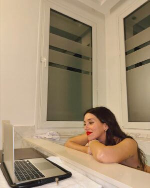 Leticia Siciliani Instagram - amortizando el fin de semana 🛀