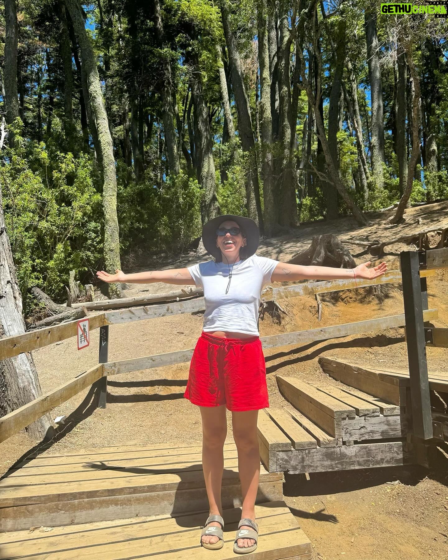 Leticia Siciliani Instagram - Un book bien turista en el sur para arrancar el 2024 ✨