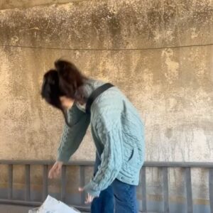 Levante Instagram - M A N U A L E D I S T R U Z I O N E

Dieci anni dopo.
Ho così tante, TANTISSIME, I N F I N I T E, cose da raccontare che vi dirò semplicemente che sarà vostro il 23 maggio in tutti i digital store.
Il pre order di cd e vinile è invece disponibile da adesso al link in bio.

Ps. Sono andata a dare un bacio a quella ragazza che oggi ha più sogni di ieri.

Tracklist:

1.	Non stai bene feat. @santifrancesi 
2.	Cuori d’artificio feat. @colapesce @dimartinoofficial 
3.	Memo feat. @francesco_bianconi_official 
4.	Le margherite sono salve feat. @veronica___l (@rappresentantelista )
5.	Sbadiglio feat. @brunorisas 
6.	Come quando fuori piove feat. @margheritavicario 
7.	Nuvola feat. @emmanlde 
8.	Alfonso 
9.	Farfalle feat. @francesca_michielin 
10.	Senza zucchero feat. @damalikessa 
11.	Duri come me feat. @lamante.giorgia 
12.	La scatola blu feat. @ggianmarja 
13.	Mela feat. @biancomusica 

Grazie alla generosità di questi meravigliosi artisti per aver affollato la stanza con il loro talento. 

#levantecanta
#levantesuona
#levanteopera

Foto mia
Scatto di 10 anni fa di @badiofficialart 
Scatto di 10 anni dopo di @is.iside