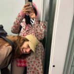 Levante Instagram - 1. C’è solo un eyeliner. 2. “Specchio specchio mio riflesso parlami” e dimmi di vestirmi. 3. Gemelli e Toro, fenomenali poteri cosmici 4. La sensualità non è il mio forte. 5. Tutta sua madre. 6. Mi avete scoperta. 7. Sono incinta della pizza che mangio tutti i giorni. 8. Ecco una testimonianza. 9. Mi è scaduto il passaporto e non c’è modo di rifarlo, mi porto avanti con le foto di merda. 10. L’abbiamo trovata lassù e ovviamente non sapeva più scendere.
