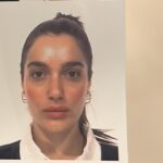 Levante Instagram - 1. C’è solo un eyeliner. 2. “Specchio specchio mio riflesso parlami” e dimmi di vestirmi. 3. Gemelli e Toro, fenomenali poteri cosmici 4. La sensualità non è il mio forte. 5. Tutta sua madre. 6. Mi avete scoperta. 7. Sono incinta della pizza che mangio tutti i giorni. 8. Ecco una testimonianza. 9. Mi è scaduto il passaporto e non c’è modo di rifarlo, mi porto avanti con le foto di merda. 10. L’abbiamo trovata lassù e ovviamente non sapeva più scendere.