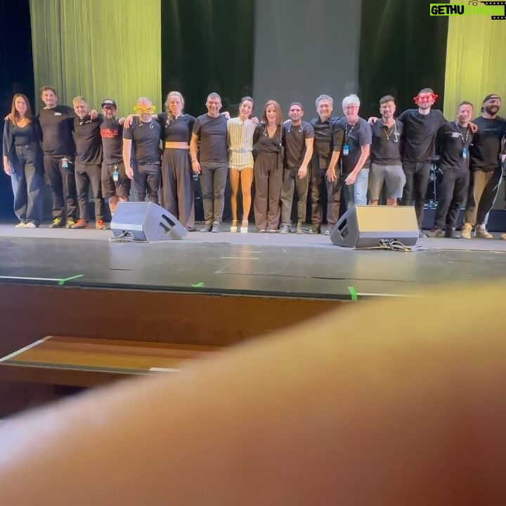 Levante - 3 Likes - U D I N E F U T U R A
(G r a z i e)
Ieri ero arrabbiata. Sono stata arrabbiata tutto il giorno. Tutto.
Quando ho disposto i trucchi davanti allo specchio in camerino per iniziare la preparazione ho iniziato a commuovermi. Poco alla volta, sempre di più.
Non era rabbia, era tristezza.
Lāultimo giorno di un tour meraviglioso, intenso, profondamente autentico. Triste da dover trattenere il pianto fino allāultimo momento.
Grazie di essere stati con me, ancora.
Grazie alla mia meravigliosa Crew dalle 3Q.
Grazie al mio meraviglioso pubblico: che persone incredibili sono riuscita ad abbracciare in questi undici anni.
Un nuovo capitolo sta per arrivare.
A R R I V E D E R C I C U O R I M I E I
Ps. Well, itās one for the money two for the show
Three to get ready now go, cat, go
Sempre accanto.
Levissss the pelvis āØāØāØ
@is.iside šø