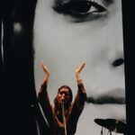 Levante Instagram – A N C O N A F U T U R A

Questo tour è meraviglioso perché saliamo sul palco felici, suoniamo sul palco felici, torniamo a casa felici.

Grazie infinite dell’abbraccio di ieri, torneremo ANCONA❤️
Nella città dei due soli non potevo che sentirmi a casa.

Sempre accanto
L.

📸 @is.iside