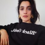 Levante Instagram – x @esquireitalia le mie parole, le mie illustrazioni: 

“Non esiste arte senza dolore” è stato il pensiero che mi ha attraversato all’improvviso in un giorno qualunque nel mezzo di un’adolescenza turbolenta. Rivelazione presto mutata in un Credo di natura granitica.
Non esiste arte senza dolore perché l’esperienza mi ha chiaramente mostrato questo, trovando in essa il rifugio, la crepa nel muro dentro la quale nascondere un segreto, la pagina di diario scritta a tratti in un carattere stretto, aggrovigliato, indecifrabile, a tratti in un comprensibile stampatello maiuscolo come le parolacce scritte sui muri delle città.
Non esiste arte senza dolore perché anche l’arte della gioia, per essere raccontata, necessita di una voce antica, dalle tonalità profonde nel suono e nel colore. La gioia che non ha esperito il suo contrario non avrà mai contezza dell’importanza della sua esistenza.
Senza il dolore l’arte rimane orfana di un sentimento che possa attraversare tutti, del suo ruolo catartico in grado di purificare ogni cosa, alleggerire lo spirito scavando una via di fuga per tutto ciò che, dopo aver lasciato un’impronta indelebile, deve assolutamente abbandonarci.
Non esiste arte senza dolore perché io non avrei saputo farne senza tutte le macerie che mi hanno travolta e che- a colpi di penna, pentagrammi e graffi di voce- ho rimosso, riemergendo solo come chi sa espandere la realtà attraverso la propria creatività.
Non esiste arte senza dolore ma non sto asserendo che possa bastare, ci vogliono le braccia forti del genio e del talento per trasformare la caligine in un meraviglioso spazio di luce in cui anche il resto del mondo può trovare un raggio di pace.
Non esiste arte senza dolore e averla creata, attraverso la musica, la scrittura, le immagini e la pittura, è stata la felicità più grande della mia vita.