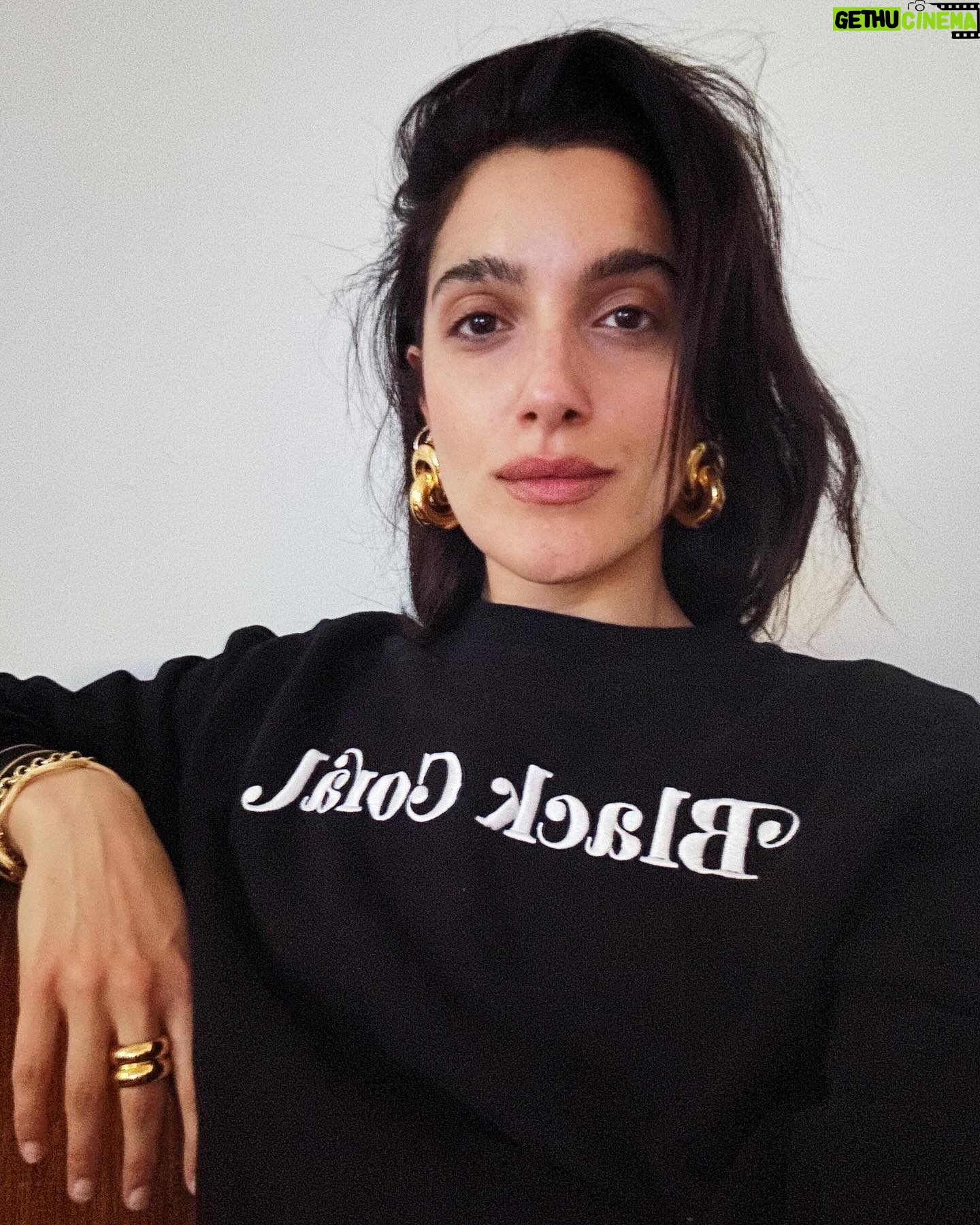 Levante Instagram - x @esquireitalia le mie parole, le mie illustrazioni: “Non esiste arte senza dolore” è stato il pensiero che mi ha attraversato all’improvviso in un giorno qualunque nel mezzo di un’adolescenza turbolenta. Rivelazione presto mutata in un Credo di natura granitica. Non esiste arte senza dolore perché l’esperienza mi ha chiaramente mostrato questo, trovando in essa il rifugio, la crepa nel muro dentro la quale nascondere un segreto, la pagina di diario scritta a tratti in un carattere stretto, aggrovigliato, indecifrabile, a tratti in un comprensibile stampatello maiuscolo come le parolacce scritte sui muri delle città. Non esiste arte senza dolore perché anche l’arte della gioia, per essere raccontata, necessita di una voce antica, dalle tonalità profonde nel suono e nel colore. La gioia che non ha esperito il suo contrario non avrà mai contezza dell’importanza della sua esistenza. Senza il dolore l’arte rimane orfana di un sentimento che possa attraversare tutti, del suo ruolo catartico in grado di purificare ogni cosa, alleggerire lo spirito scavando una via di fuga per tutto ciò che, dopo aver lasciato un’impronta indelebile, deve assolutamente abbandonarci. Non esiste arte senza dolore perché io non avrei saputo farne senza tutte le macerie che mi hanno travolta e che- a colpi di penna, pentagrammi e graffi di voce- ho rimosso, riemergendo solo come chi sa espandere la realtà attraverso la propria creatività. Non esiste arte senza dolore ma non sto asserendo che possa bastare, ci vogliono le braccia forti del genio e del talento per trasformare la caligine in un meraviglioso spazio di luce in cui anche il resto del mondo può trovare un raggio di pace. Non esiste arte senza dolore e averla creata, attraverso la musica, la scrittura, le immagini e la pittura, è stata la felicità più grande della mia vita.