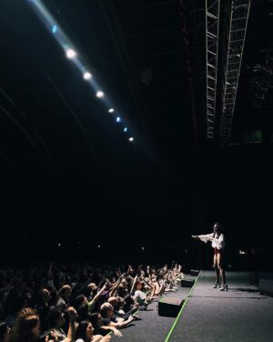 Levante Instagram - P A D O V A F U T U R A 

Ogni volta penso che non si possa fare di meglio, ogni volta immagino che abbiamo ricevuto il massimo. 
Padova ma che voce hai? 
Grazie di questo fuoco che ci hai regalato, è stato meraviglioso fare l’amore con voi!

Grazie di cuore a @lamante.giorgia che è salita sul palco a cantare  DURI COME ME. Ti auguro, Giorgia, di conservare gelosamente quei sorrisi, la tua voce meravigliosa, la musica che ti porti dentro e l’umiltà che ti abbraccia. Quelle come te sono le ragazze di cui abbiamo bisogno❤️

Grazie infinite.
Ps. Come in tutti i palinsesti del cazzo, il programma più bello è a fine carosello. Scorrere per credere. 

📹📸 @is.iside
