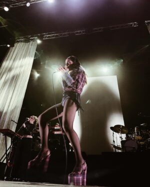Levante Instagram - N A P O L I F U T U R A

Napoli, che sei meravigliosa te l’ho detto in faccia, ‘chè non ho paura di amare io, e tu nemmeno.
Abbiamo cantato insieme dal primo momento e la mia gratitudine per te cresce concerto dopo concerto.
Grazie amica mia.

L.

📸📹 @is.iside