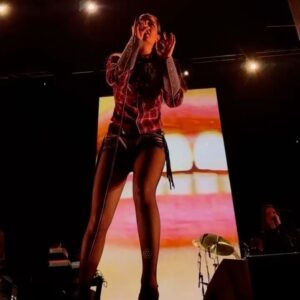 Levante Instagram - N A P O L I F U T U R A

Napoli, che sei meravigliosa te l’ho detto in faccia, ‘chè non ho paura di amare io, e tu nemmeno.
Abbiamo cantato insieme dal primo momento e la mia gratitudine per te cresce concerto dopo concerto.
Grazie amica mia.

L.

📸📹 @is.iside