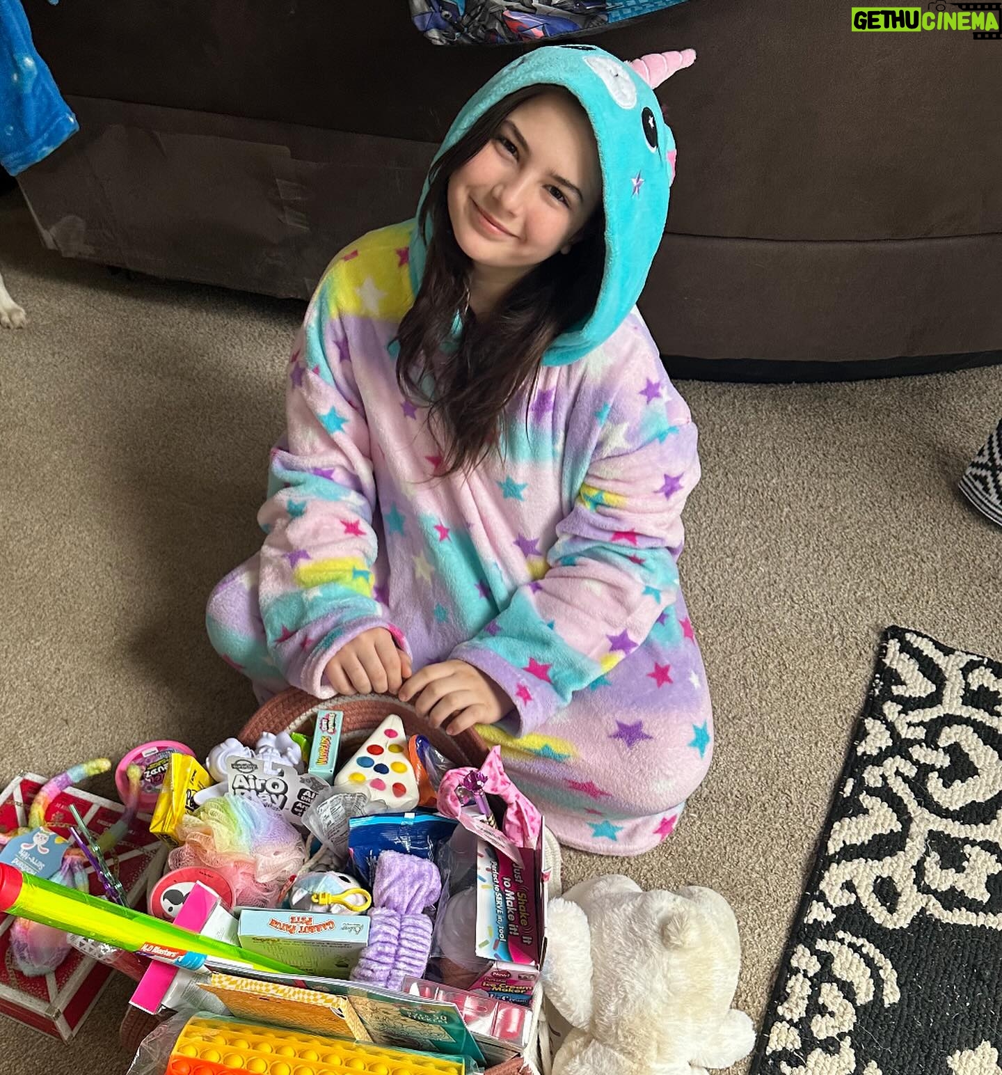 Lexi Rabe Instagram - Happy Easter! Did the bunny visit you? He came to see me!! 🐇#easterbunny but don’t forget the reason for the season!! #hehasrisen